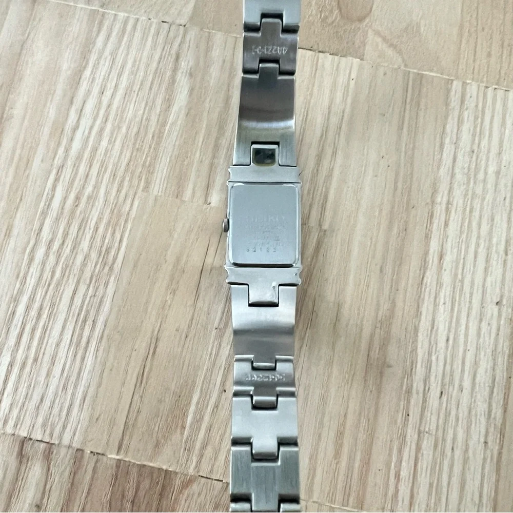 Seiko ladies rectangular blue dial silver tone dress bracelet watch NEW BATTERY